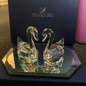 🥳🥳HP 9/21 x2!!!🥳🥳Swarovski Flirting Swans